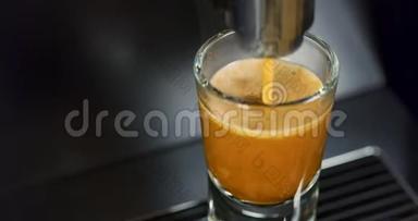 专享咖啡机提供浓咖啡制作的特写